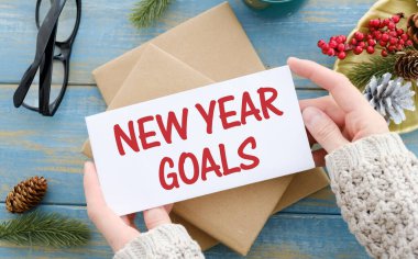 Kavramsal, ahşap masadaki defter. yeni yıl hedefleri sözleriyle açık günlük ve kalem