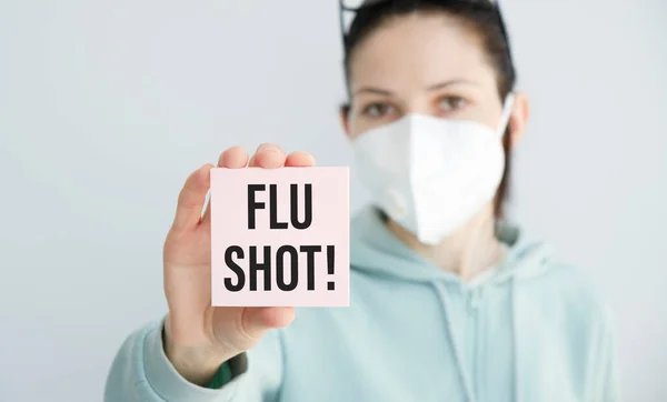 Wanita Yang Memegang Kartu Dengan Flu Shot Konsep Medis — Stok Foto