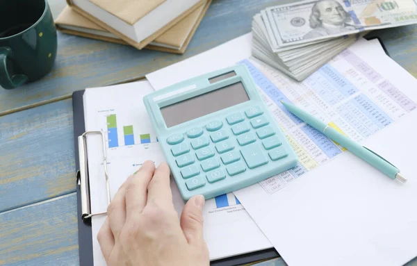 Konsultieren Sie Das Finanzkonzept Geschäftsmann Zeigt Auf Papierkram Und Benutzt — Stockfoto