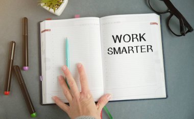 Daha akıllıca bir tavsiye - gözlüklü bir peçeteye el yazısı