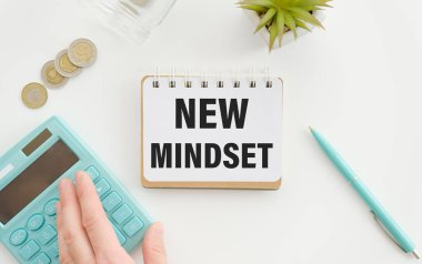 Yeni Mindset - Ofis masasında izole yapışkan notlar yeni sonuçlar metin
