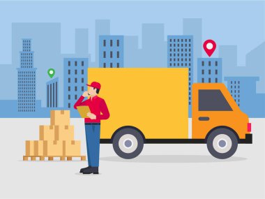 Paketleri kamyona yükleyen teslimatçı.