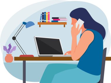 İş kadını cep telefonuyla konuşuyor ve bilgisayarda çalışıyor.