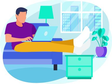 Kanepede otururken evde çalışan erkek işçi.