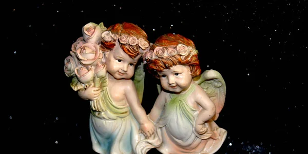 Zwei Engel Auf Schwarzem Hintergrund Valentinstag Foto — Stockfoto