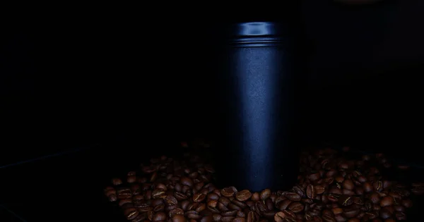 コーヒー豆をトーストしたペーパーグラスブラックコーヒーカップを取り出します — ストック写真
