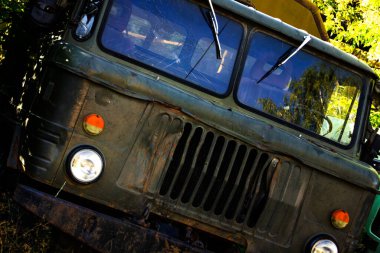 İhmal edilmiş eski nakliye aracı, fotoğraf