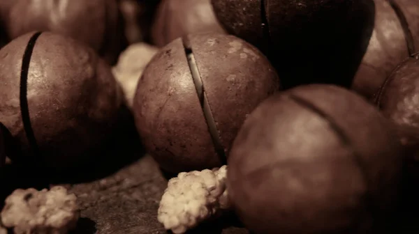 Kırsal Arka Planda Tahta Kasede Macadamia Fındıkları — Stok fotoğraf