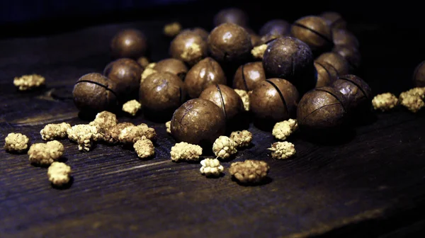 Macadamia Ořechy Dřevěné Míse Venkovním Pozadí — Stock fotografie