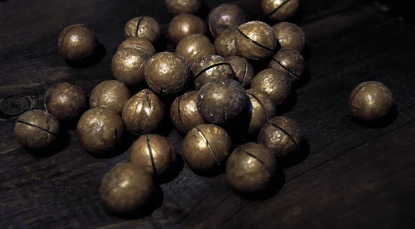 Macadamia Ořechy Dřevěné Míse Venkovním Pozadí — Stock fotografie