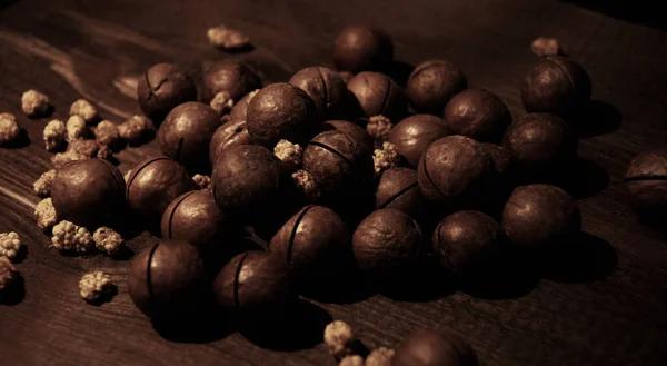 Орехи Макадамии Деревянной Чаше Деревенском Фоне — стоковое фото