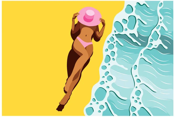 在靠近大海的海滩上 一个身穿粉色泳衣的漂亮的晒黑的小女孩被拍了一个阳光明媚的照片 海面上浪花汹涌 沙滩上棕榈树的阴影 顶部视图 — 图库矢量图片