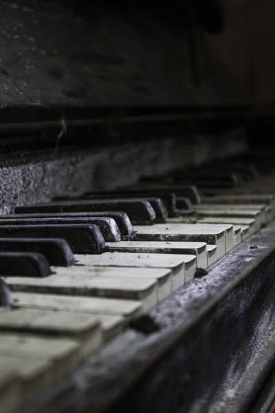 Dusty vecchio pianoforte da vicino Immagini Stock Royalty Free