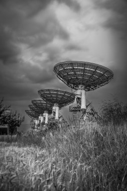 Fırtınalı gökyüzü, radyo anteni dizi siyah beyaz