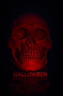 Halloween metin altında kırmızı kafatası yakın çekim