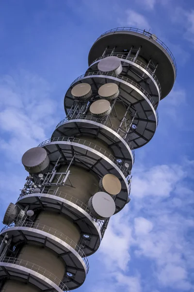 Mededeling van de toren mast met antenne, schotel en antennes met een b — Stockfoto