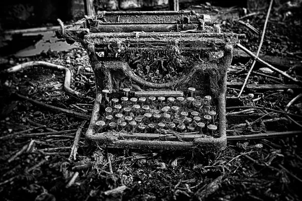Antique, vintage, abandoned outdoors typewriter in black and whi — Stock Photo, Image