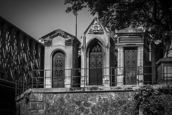 Drei steinerne Familienmausoleen in schwarz und weiß — Stockfoto