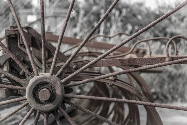 Paslı eski çiftlik makineleri yakın çekim — Stok fotoğraf