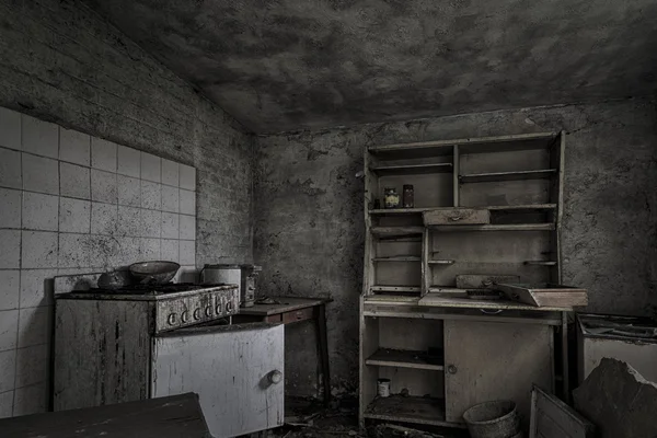 Zdezelowanym zdezelowany kuchnia w opuszczonym domu — Zdjęcie stockowe