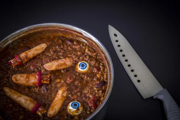 Chili cuisine avec de faux doigts humains et des globes oculaires — Photo