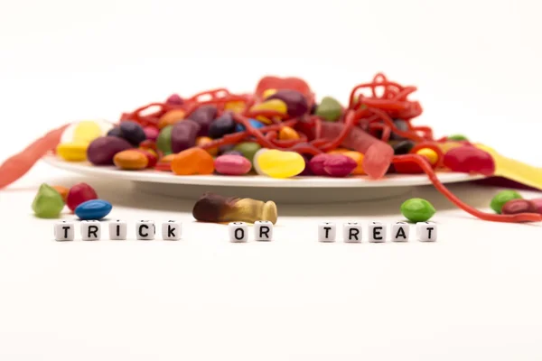 Truco de Halloween o tratar con un plato de dulces — Foto de Stock