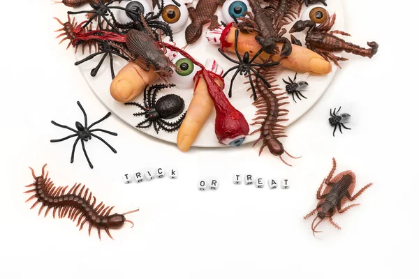Truque ou tratar insetos doces derramando para fora no fundo branco Fotografia De Stock