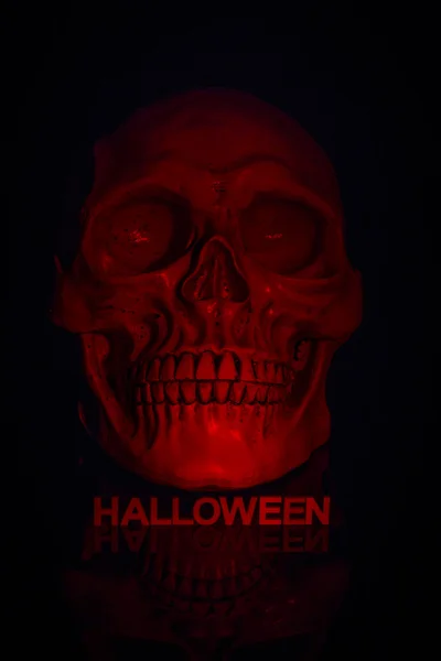 Close up de crânio vermelho com texto halloween sob Imagens Royalty-Free