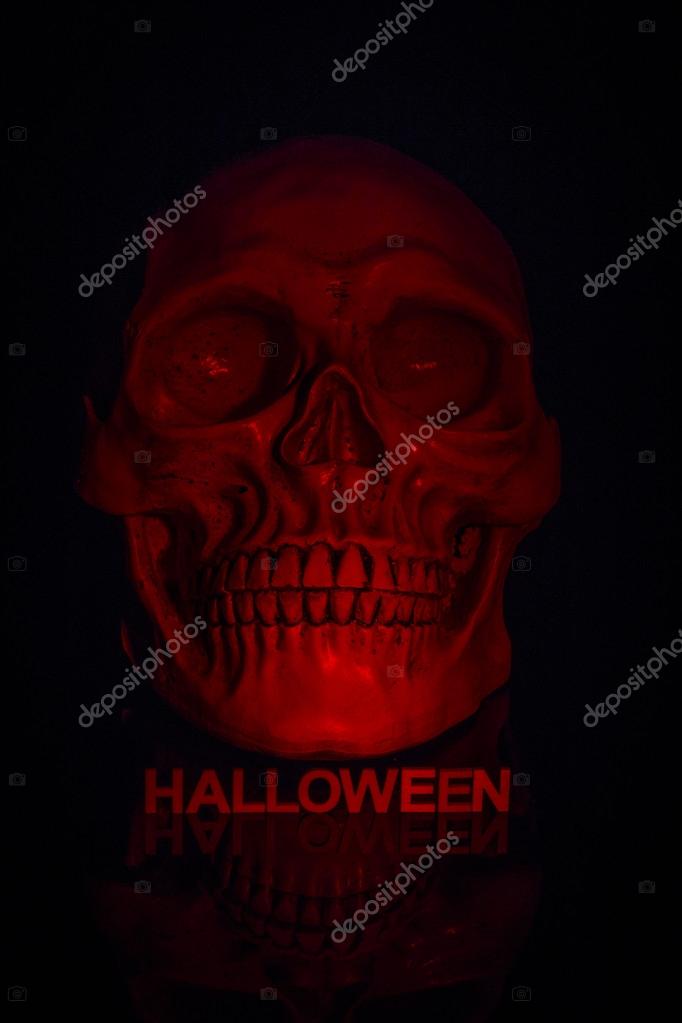 赤い骸骨の下にハロウィーンのテキストのクローズ アップ ストック写真 C Notwithclaws