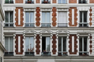 Eski bir binanın cephesi