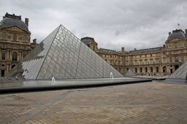 Bir binanın ön cephesi