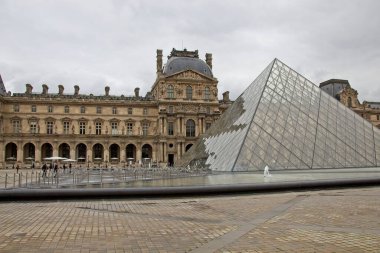 Bir binanın ön cephesi