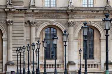 Bir binanın ön cephesi