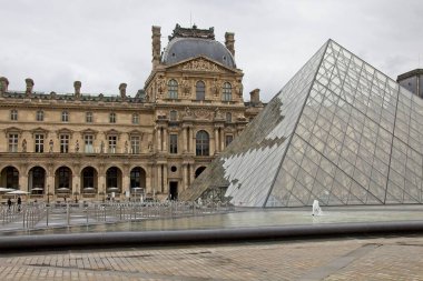 Bir binanın ön cephesi