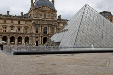 Bir binanın ön cephesi