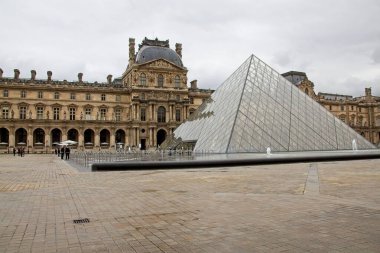 Bir binanın ön cephesi