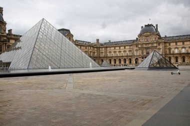 Bir binanın ön cephesi