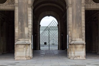 Bir binanın ön cephesi