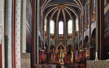 Katolik kilisesinin içinde.