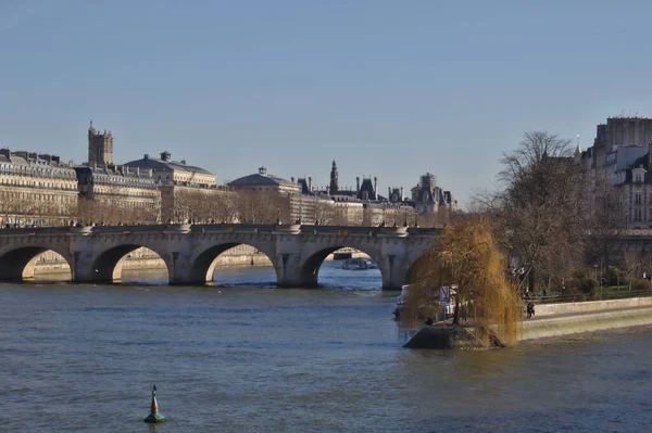 Brücke Über Die Flussstadt — Stockfoto