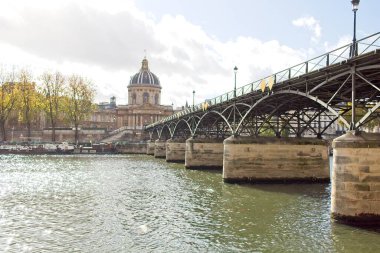 Eyfel kulesiyle Seine nehri manzarası