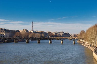 Eyfel kulesiyle Seine nehri manzarası