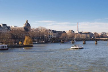 Eyfel kulesiyle Seine nehri manzarası
