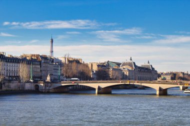 Eyfel kulesiyle Seine nehri manzarası