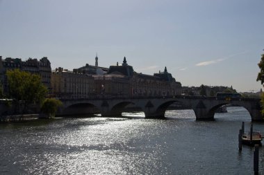 Eyfel kulesiyle Seine nehri manzarası