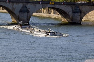 Eyfel kulesiyle Seine nehri manzarası