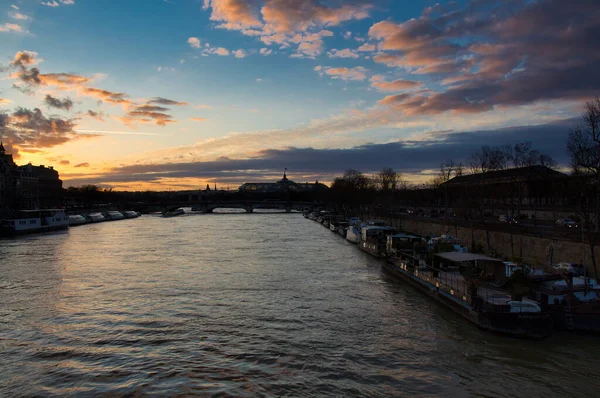 Eyfel Kulesiyle Seine Nehri Manzarası — Stok fotoğraf