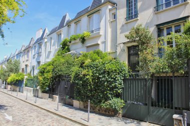 Şehirde sonbaharda bir sokak.