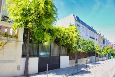 Şehirde sonbaharda bir sokak.