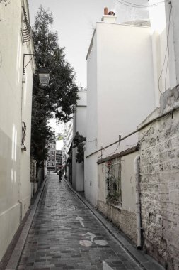 Şehirde sonbaharda bir sokak.